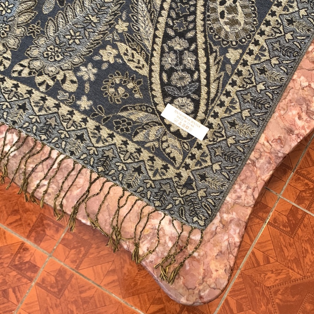 Womens paisley shawl - Picture 9 of 10